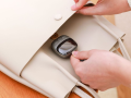 Masażer elektrostymulator szyi karku mięśni mały rozgrzewający