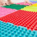 Mata sensoryczna ortopedyczna puzzle – silikonowa mata do masażu stóp i terapii SI (8 elementów)